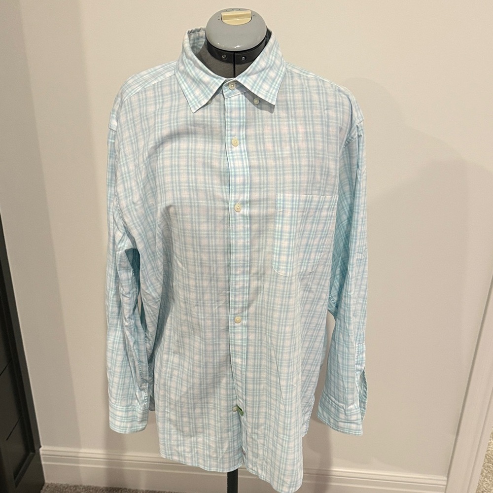 Large men’s vineyard vines button down shirt